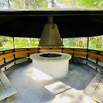 Family W Trampoline, Pool فيلة