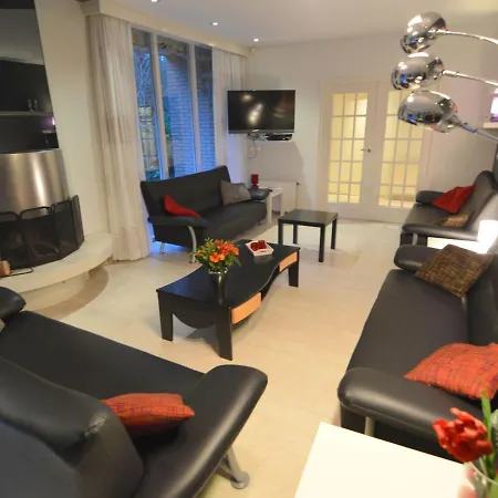 Family W Trampoline, Pool Villa Doornspijk