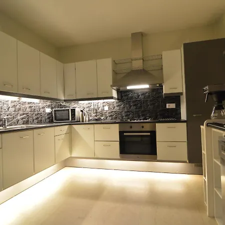 Family W Trampoline, Pool Villa Doornspijk